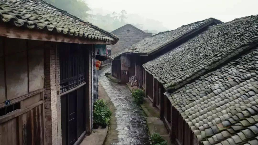 为什么我往手上涂指甲油没事，在脚丫上涂了就发炎了？